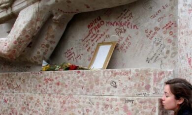 Ngôi mộ kỳ lạ được hàng nghìn cô gái trao tặng nụ hôn