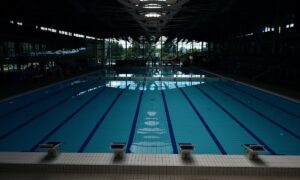Hàng chục bể bơi Pháp đóng cửa vì giá năng lượng cao