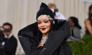 Rihanna biểu diễn tại Super Bowl 2023