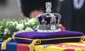 Vương miện đính gần 3.000 viên kim cương của Nữ hoàng Anh
