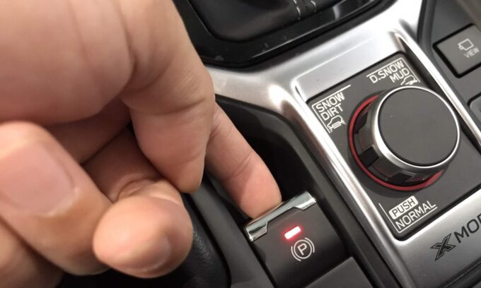 Phanh tay điện tử trên xe ô tô là gì, ưu và nhược điểm cần biết