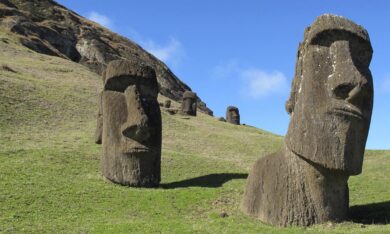 Núi lửa tàn phá các tượng đá trên Đảo Phục Sinh