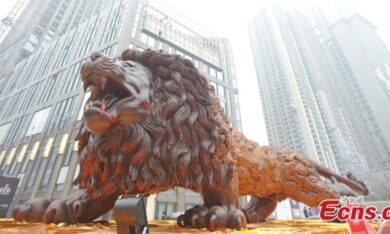 Chiêm ngưỡng tượng sư tử khổng lồ làm từ gỗ nguyên khối lớn nhất thế giới