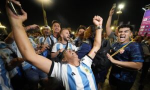 Cổ động viên Argentina thở phào sau trận thắng Mexico