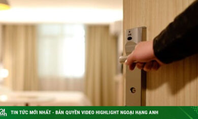 Đến nhà nghỉ tắm vì nhà mất nước, chàng trai nhận ra bạn gái ở phòng bên-Bạn trẻ