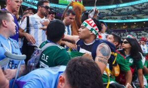 Fan Argentina và Mexico đấm nhau sứt đầu, mẻ trán