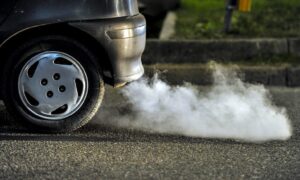 Ống xả ô tô thải ra khói trắng vào mùa đông có đáng lo?