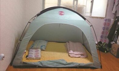 Người Hàn dựng lều trong phòng ngủ tránh rét