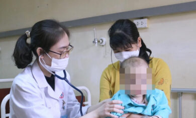Bé 1 tuổi cấp cứu vì suy tim, suy thận sau một ngày sốt, tiêu chảy