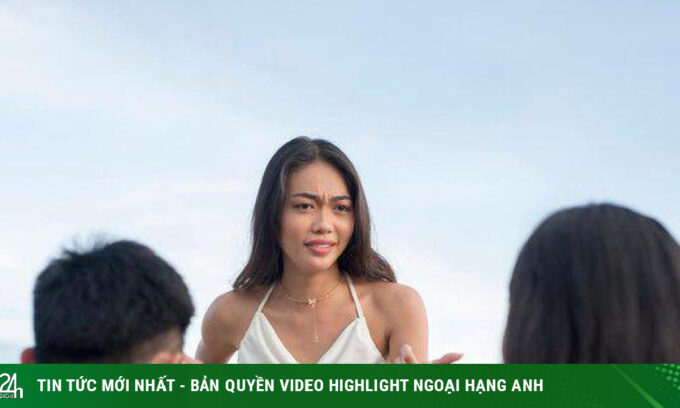 Bị bắt quả tang cùng nhân tình trên xe ô tô, chồng bị vợ tung cú đá “trời giáng” vào hạ bộ