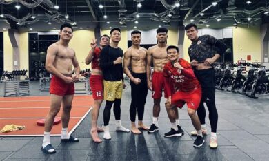 Thủ môn Bùi Tiến Dũng cởi trần khoe “6 múi”, fan ngưỡng mộ