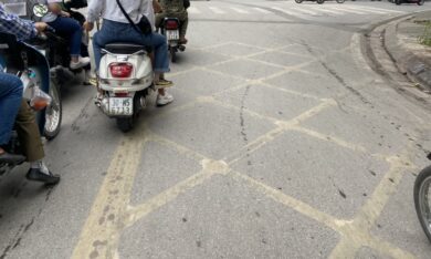 Đè vạch mắt võng có lỗi không, CSGT được dừng xe trong trường hợp nào khi đè vạch này?
