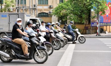 Mức phạt lỗi đè vạch kẻ đường khi dừng đèn đỏ mới nhất năm 2023, yêu cầu CSGT phạt tại chỗ được không?
