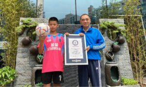 Bé 10 tuổi lập kỷ lục Guinness về tâng bóng
