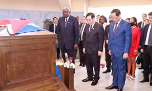 Chủ tịch Quốc hội Vương Đình Huệ thăm thành phố Anh hùng duy nhất của Cuba