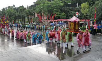 Đội mưa dâng lễ đền Hùng