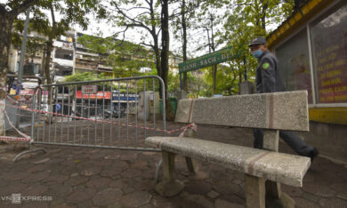 Giăng dây, dựng rào giữ vỉa hè ở Hà Nội