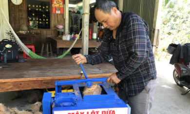 Thợ điện chế máy lột vỏ dừa khô