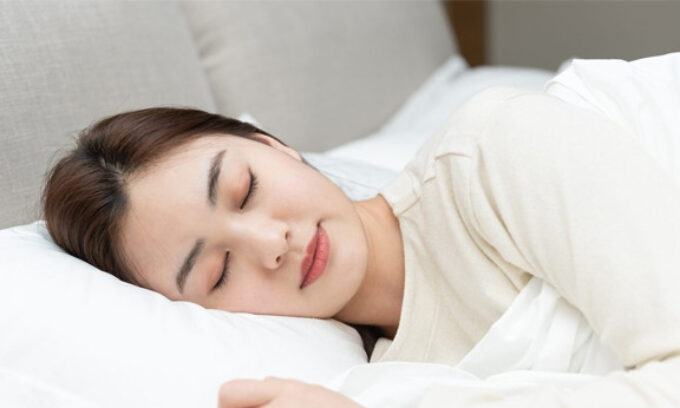 Thói quen khi ngủ khiến bạn già nhanh, tác động xấu tới sức khỏe