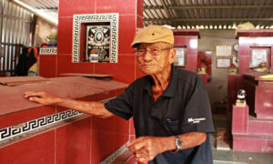 Cụ ông 101 tuổi ở Long An dựng nhà mồ, sống một mình cùng 7 ngôi mộ