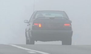 Vì sao đèn sương mù phía sau trên nhiều mẫu ô tô chỉ sáng một bên?