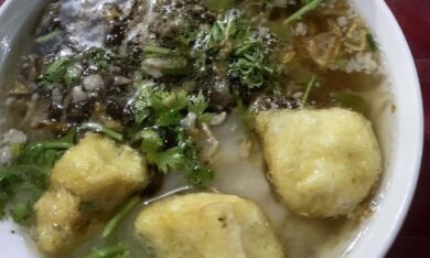 Quán bánh đúc lâu đời, có gì ngon mà thực khách đến thưởng thức