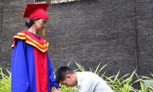 Chàng trai Quảng Ngãi quỳ lạy mẹ trong ngày tốt nghiệp thạc sỹ