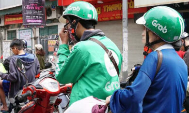 Khách không chịu đội mũ bảo hiểm, tài xế xe ôm có bị phạt?