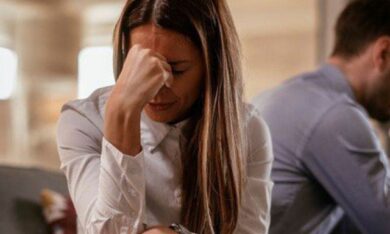 Gần Tết nhận được bưu phẩm lạ gửi chồng, vợ sốc nặng khi nhìn thấy thứ bên trong