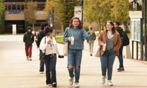 Sinh viên cao đẳng cộng đồng vỡ mộng lấy bằng cử nhân
