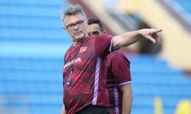 HLV Troussier nhận định bất ngờ về bóng đá Việt Nam