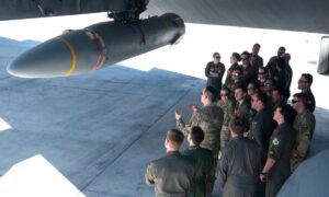 B-52 Mỹ lần đầu thử tên lửa siêu vượt âm ở Thái Bình Dương