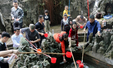 Thi nhau đến giếng Tiên ở Quảng Ninh lấy nước uống, rửa mặt cầu may