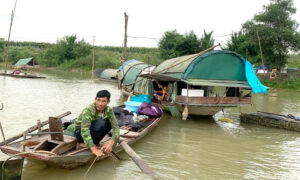 Ước mơ 3 đời của gia đình sống trong ‘căn nhà’ hơn 10m2 trên sông Lam