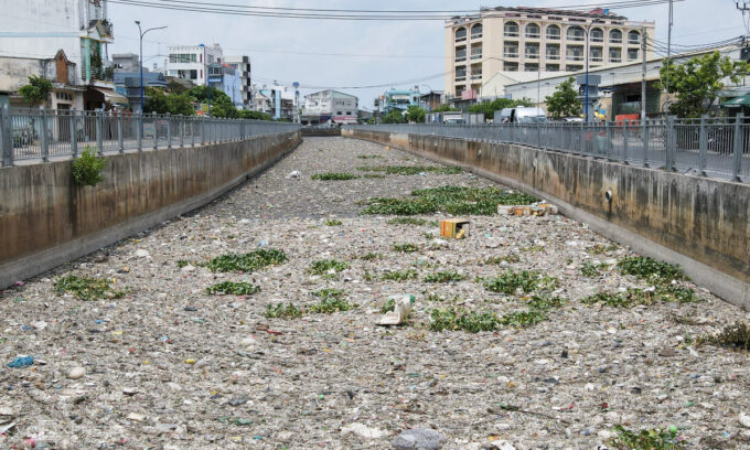 Kênh Nước Đen ngập rác thải sau hai năm cải tạo