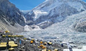 Tòa án Nepal hạn chế cấp phép leo đỉnh Everest