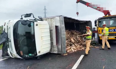 Xe tải chở gỗ dăm lật chắn ngang đường cao tốc Pháp Vân