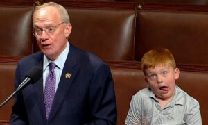Con trai nghị sĩ Mỹ ‘chiếm sóng’ khi bố phát biểu tại quốc hội