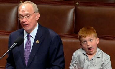 Con trai nghị sĩ Mỹ ‘chiếm sóng’ khi bố phát biểu tại quốc hội