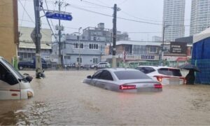 Mưa ‘trăm năm có một’ biến đường sá thành sông ở Hàn Quốc