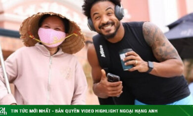 Xuân Son dùng điện thoại và đồng hồ gì khi selfie cùng fan?