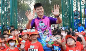 Cầu thủ Duy Mạnh cùng 2.000 runner nhí căng sức đua Kun Marathon