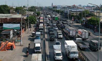 Cửa ngõ TP HCM ùn tắc 5 km sau tai nạn