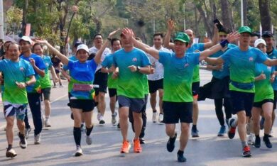 Bí thư Thành ủy Hải Phòng Lê Tiến Châu xuống đường cùng hàng nghìn người