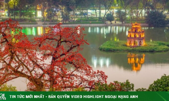 Hoa gạo “thắp lửa” rực rỡ bên Hồ Gươm