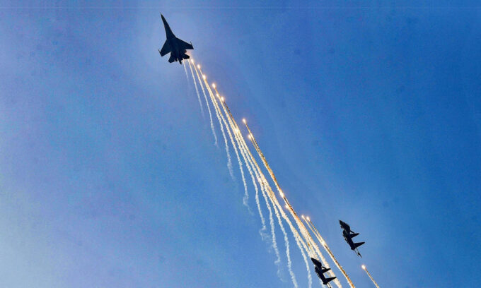 21 phát đại bác rền vang, tiêm kích Su30-MK2 thả bẫy nhiệt sáng rực trời TPHCM