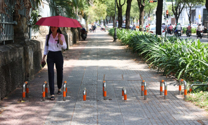 Đề nghị dỡ bỏ thanh chắn trên vỉa hè TP HCM