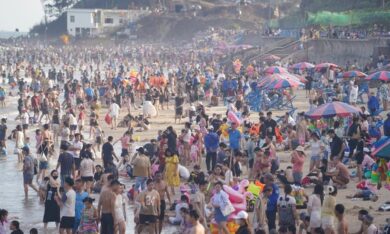 Bãi biển đông nghẹt, doanh thu du lịch Bà Rịa – Vũng Tàu đạt bao nhiêu dịp giỗ Tổ?