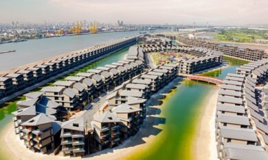 Biệt thự Nhật với biển riêng sau nhà