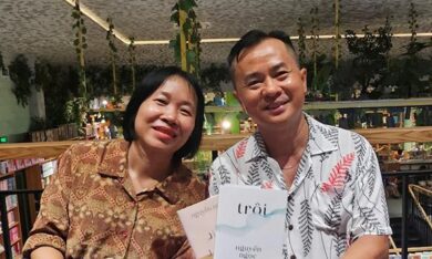 Người hâm mộ khóc nức nở khi được gặp nhà văn Nguyễn Ngọc Tư